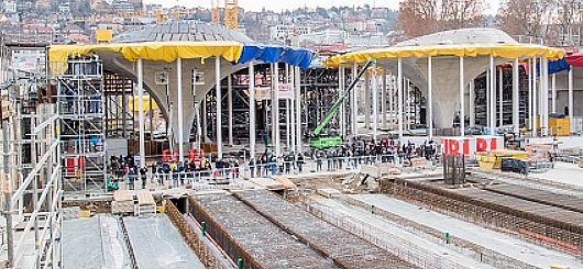 Blick auf die Kelchstützen der neuen Bahnhofshalle