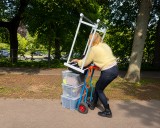 Nach erfolgreicher Flohmarktjagd ging es mit voll beladenem Wagen durch die Promenade nach Hause. Weitere Bilder in der 