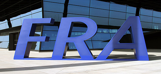 FRA - das internationale Kürzel für Deutschlands größten Flughafen steht groß vor dem neuen Terminal